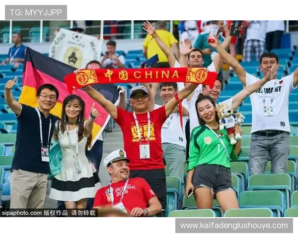 世界杯美国球迷热情高涨,展示专属围巾彰显支持与激情 世界杯美国球迷热情高涨,展示专属围巾彰显支持与激情